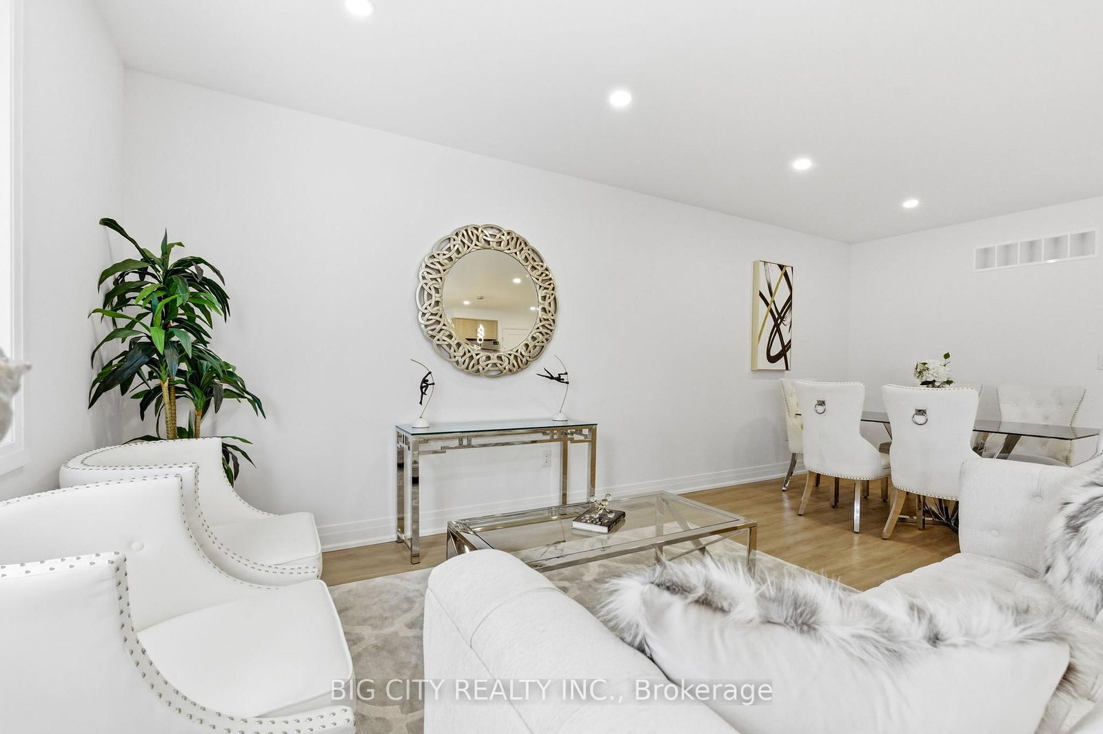 Photo 8 of 68 Westholme Avenue, Unit 4