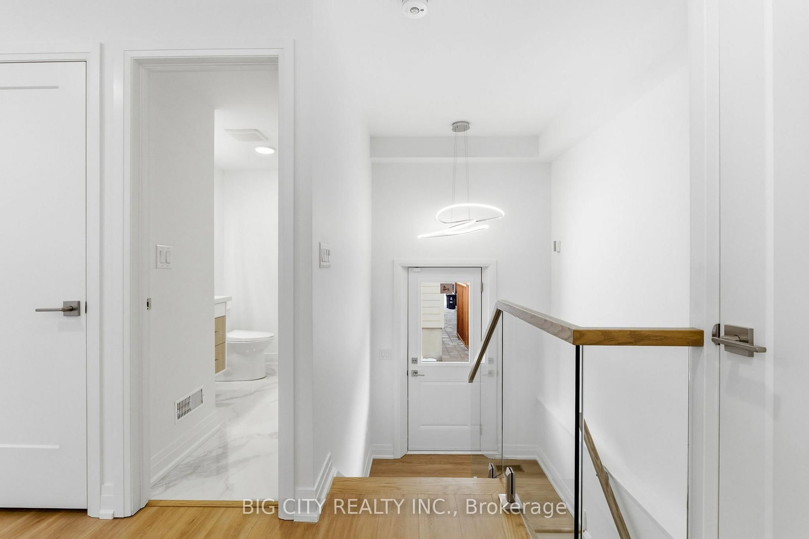 Photo 13 of 68 Westholme Avenue, Unit 4