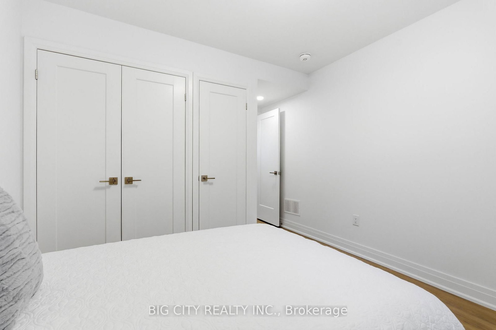 Photo 18 of 68 Westholme Avenue, Unit 4