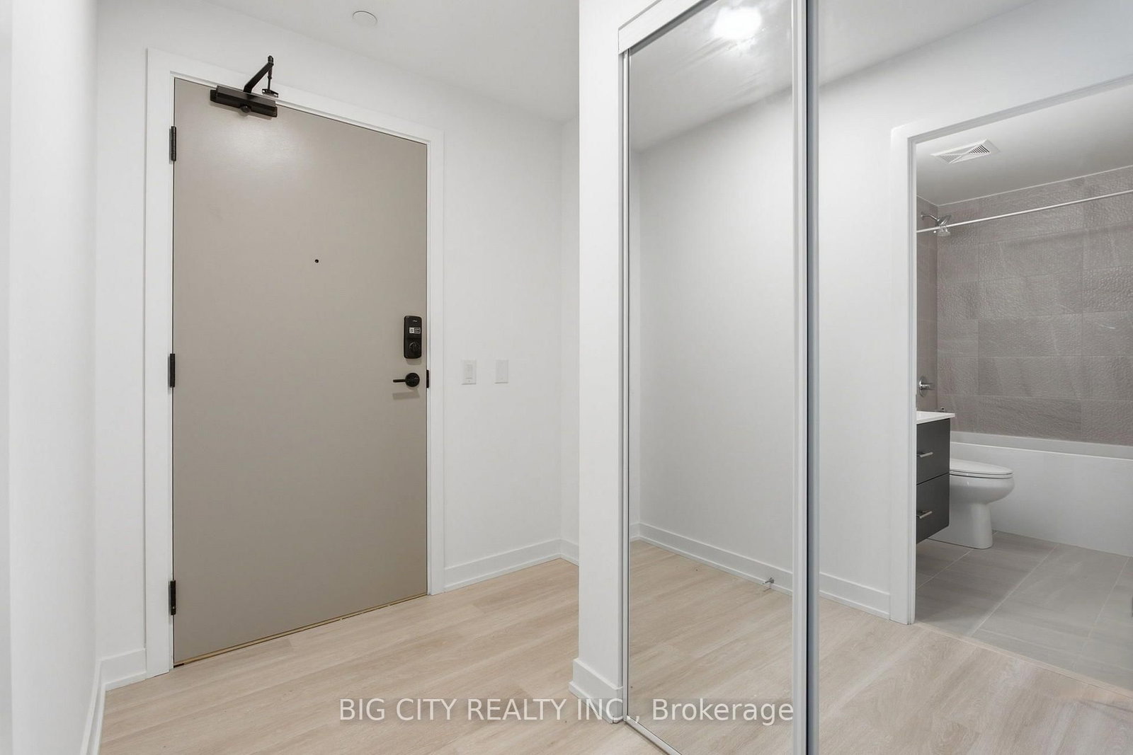 Photo 4 of 5105 Hurontario Street, Unit 1401