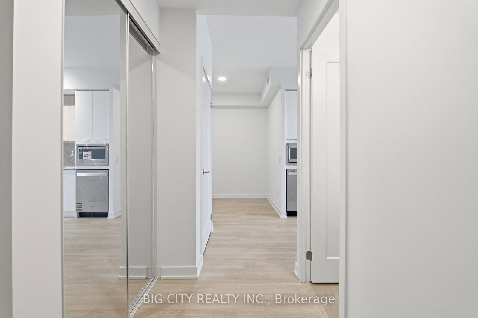 Photo 5 of 5105 Hurontario Street, Unit 1401