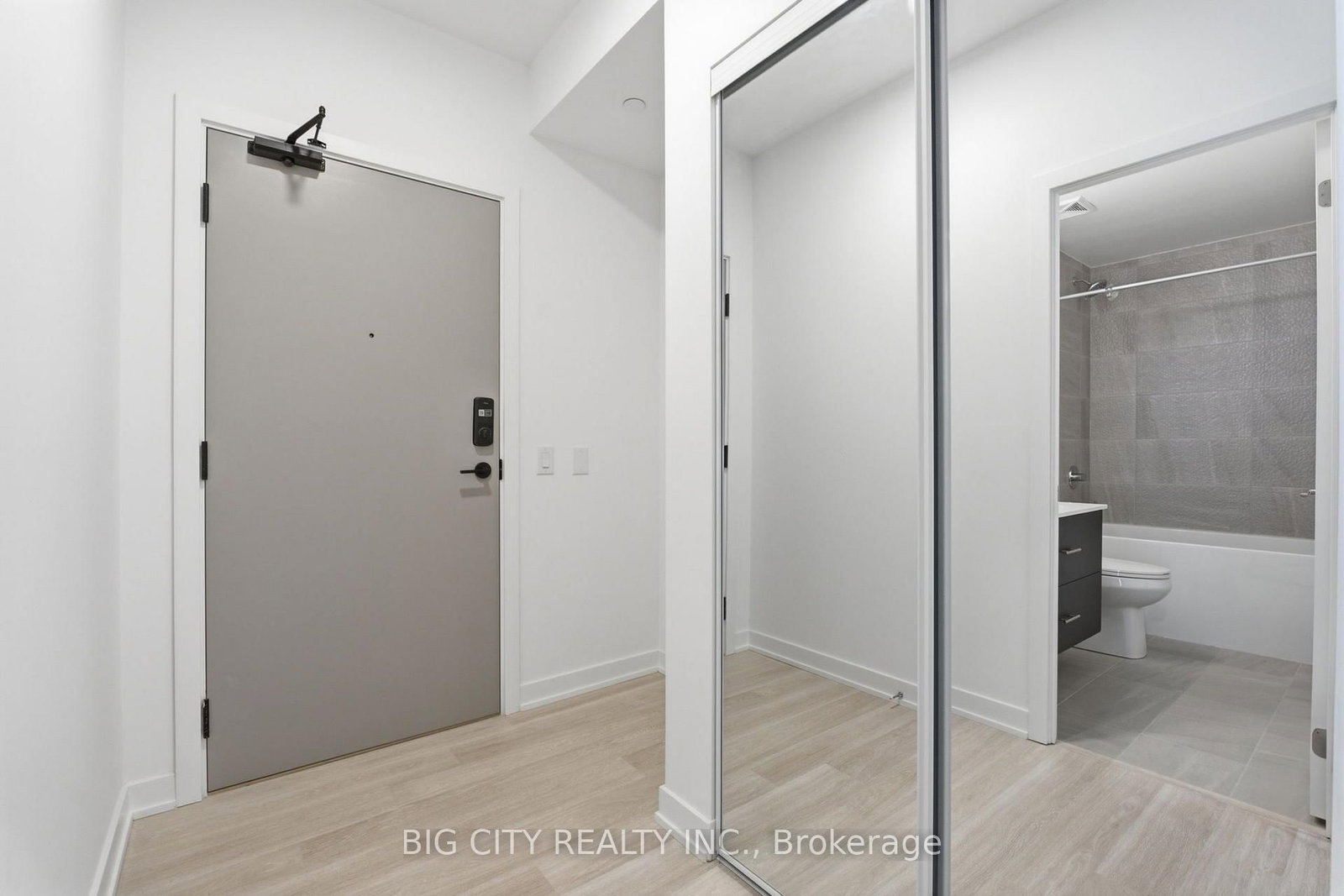 Photo 2 of 5105 Hurontario Street, Unit 1601