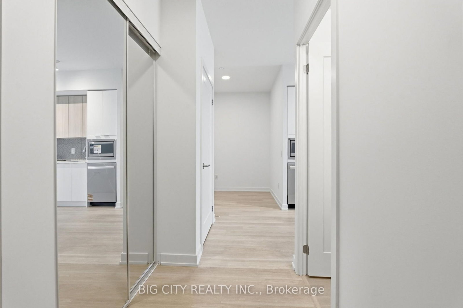 Photo 3 of 5105 Hurontario Street, Unit 1601