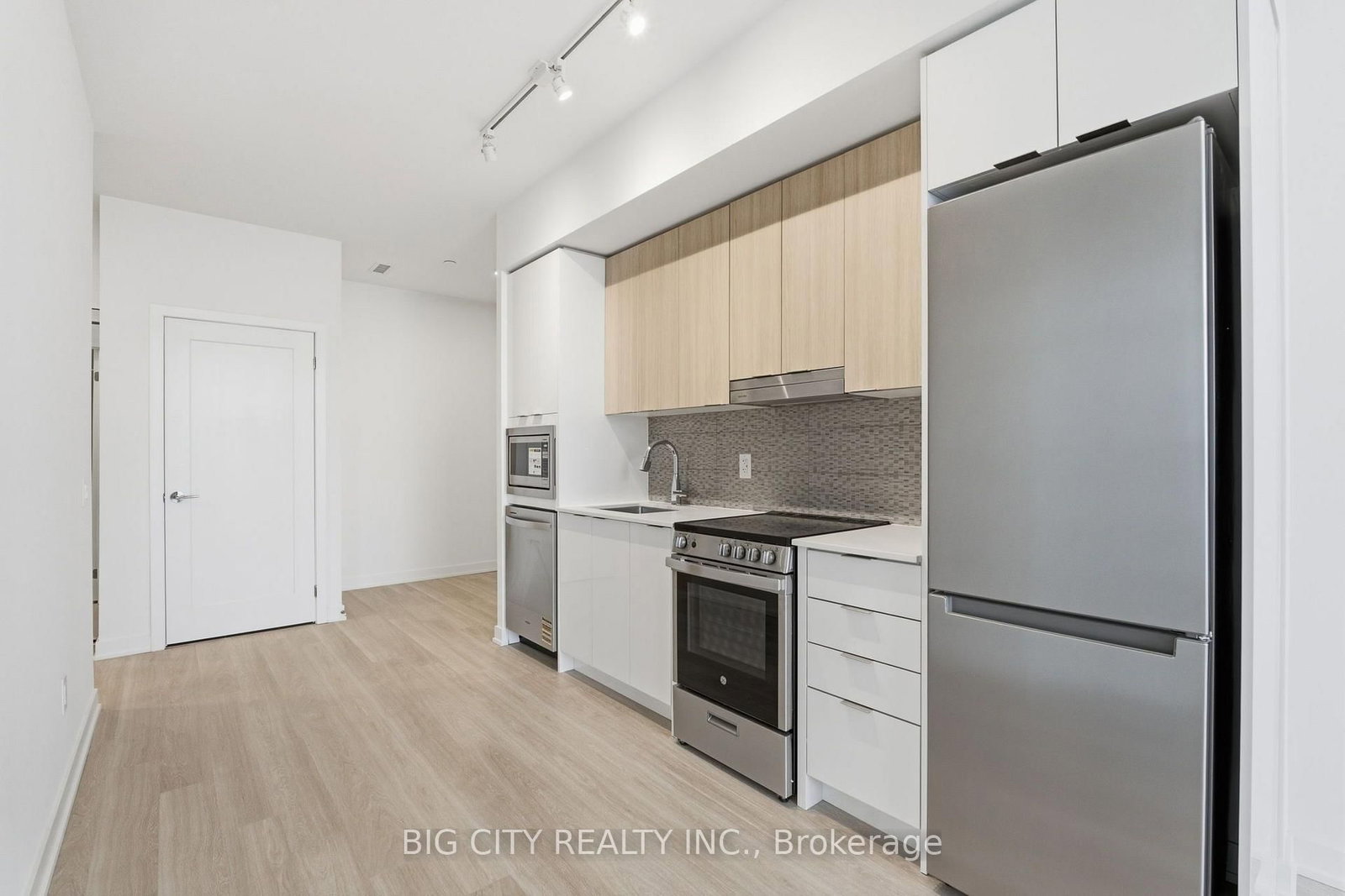Photo 7 of 5105 Hurontario Street, Unit 1601
