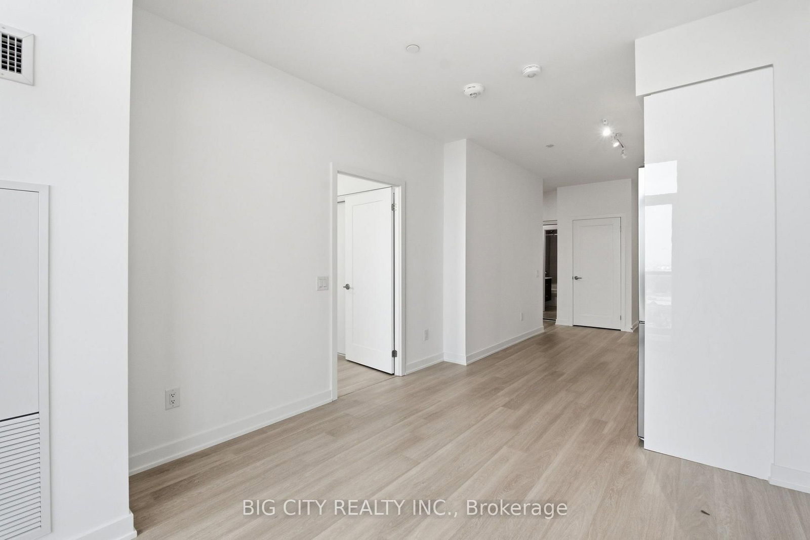Photo 12 of 5105 Hurontario Street, Unit 1601