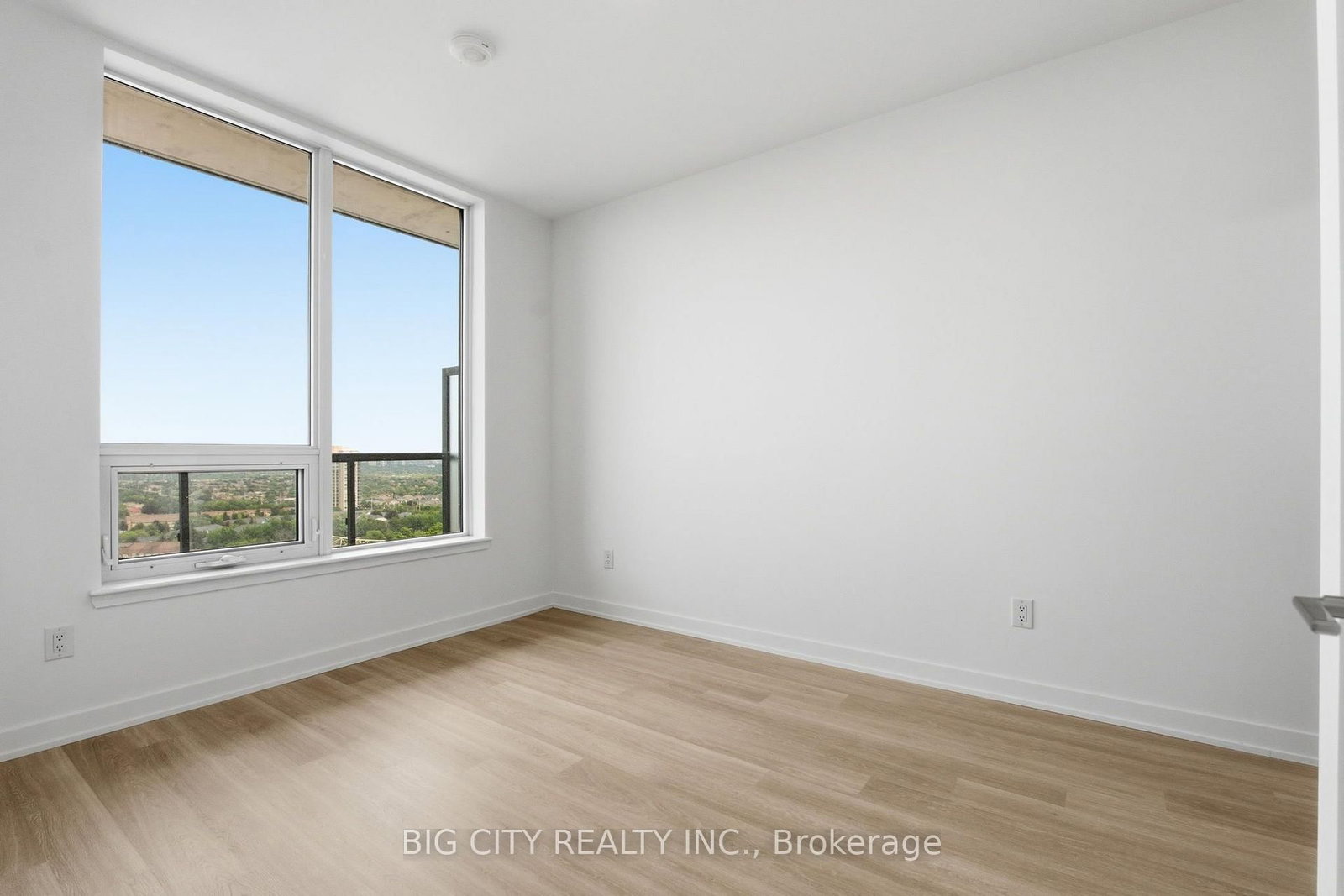 Photo 16 of 5105 Hurontario Street, Unit 1601